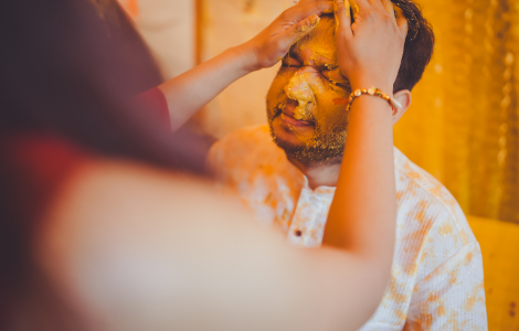 Captures vibrant Haldi ceremony moments in Jaipur.