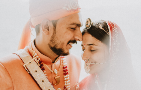 A bride and groom pose for an Indian wedding photographer in Jaipur.